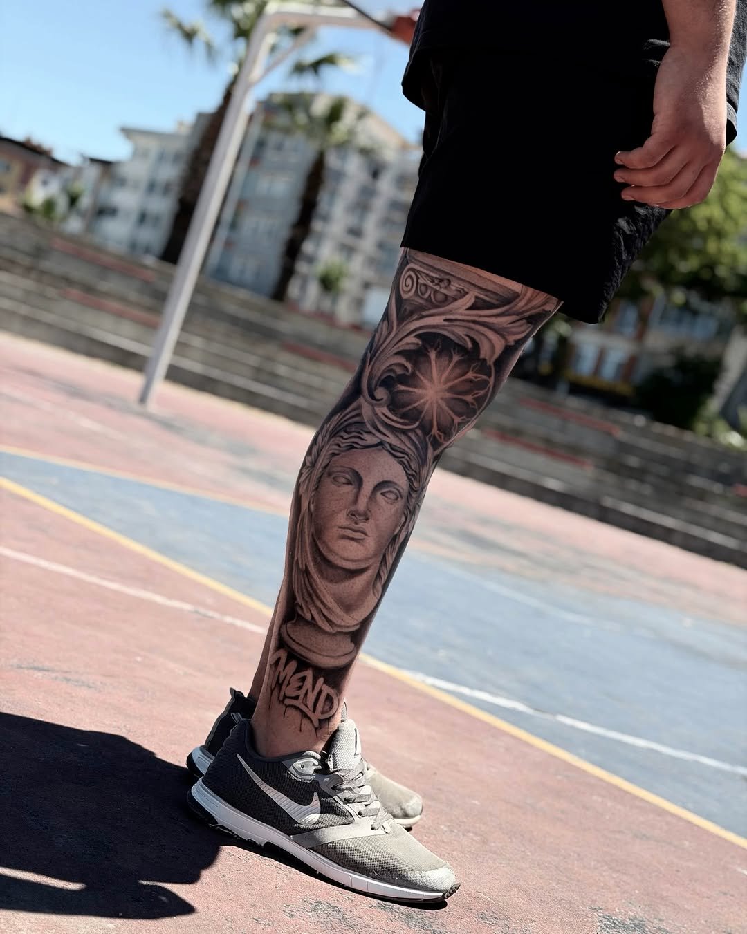 Baldır heykel yüzü ve barok süsleme dövmesi — realistik black & grey | Titan Ink Gallery Samsun