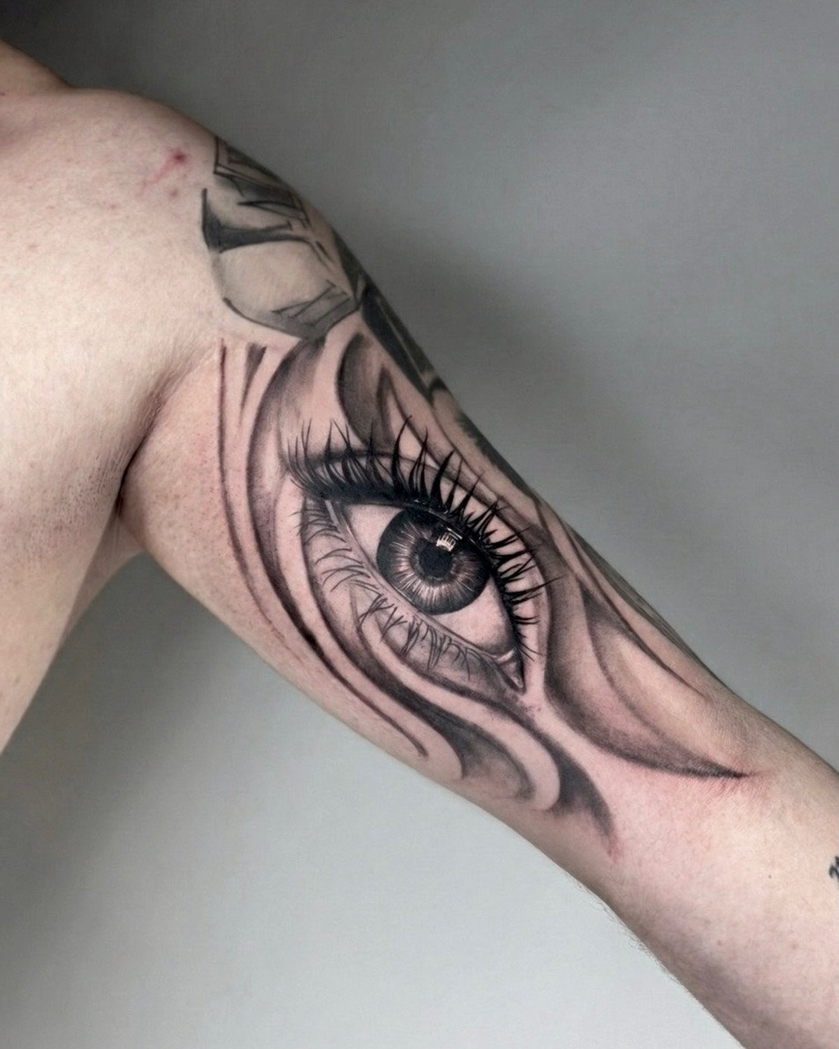 İç kol gerçekçi göz dövmesi — kirpik detaylı black & grey | Titan Ink Gallery Samsun