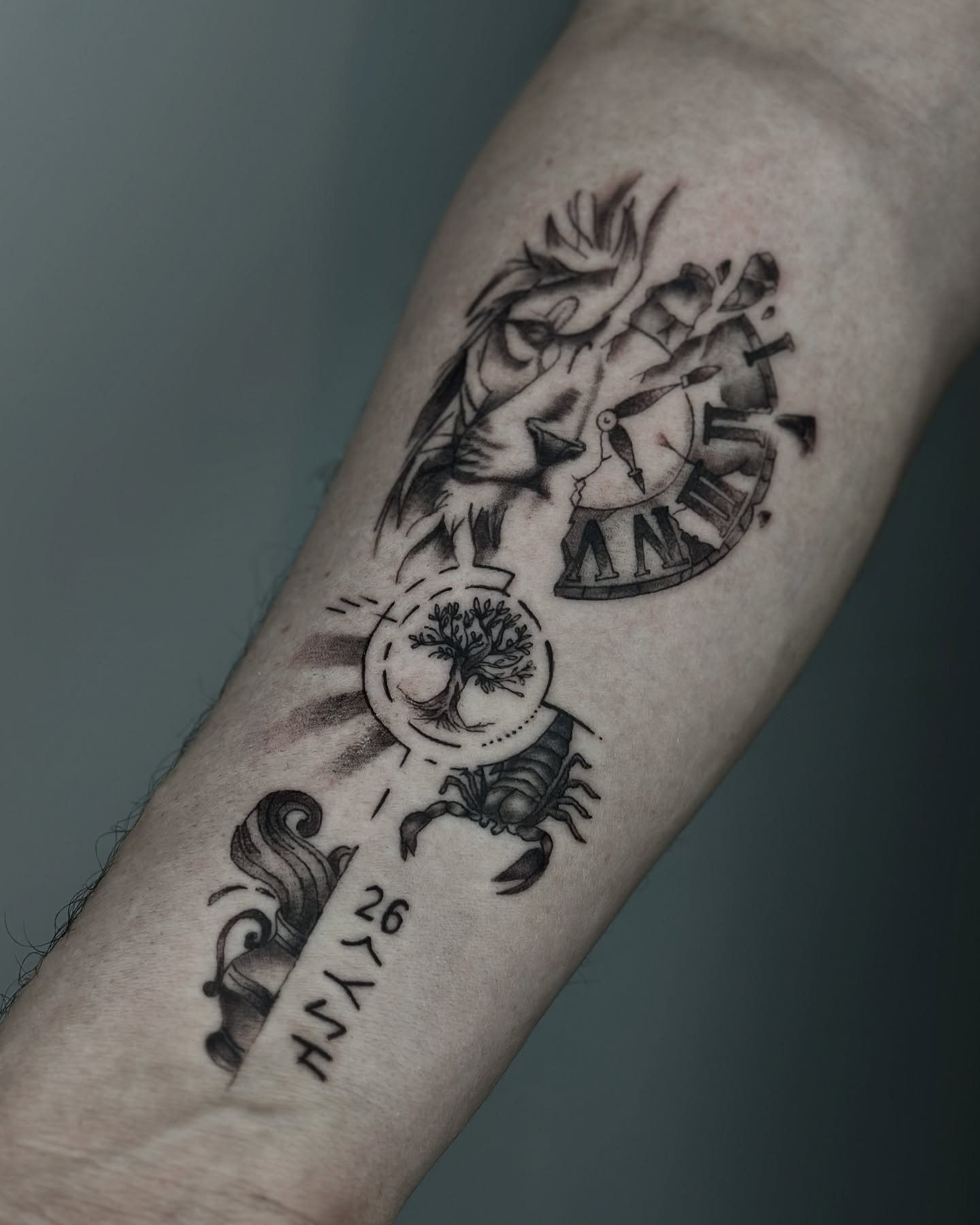 Ön kol aslan, kırık saat, hayat ağacı ve akrep dövmesi — sketch tarzı | Titan Ink Gallery Samsun