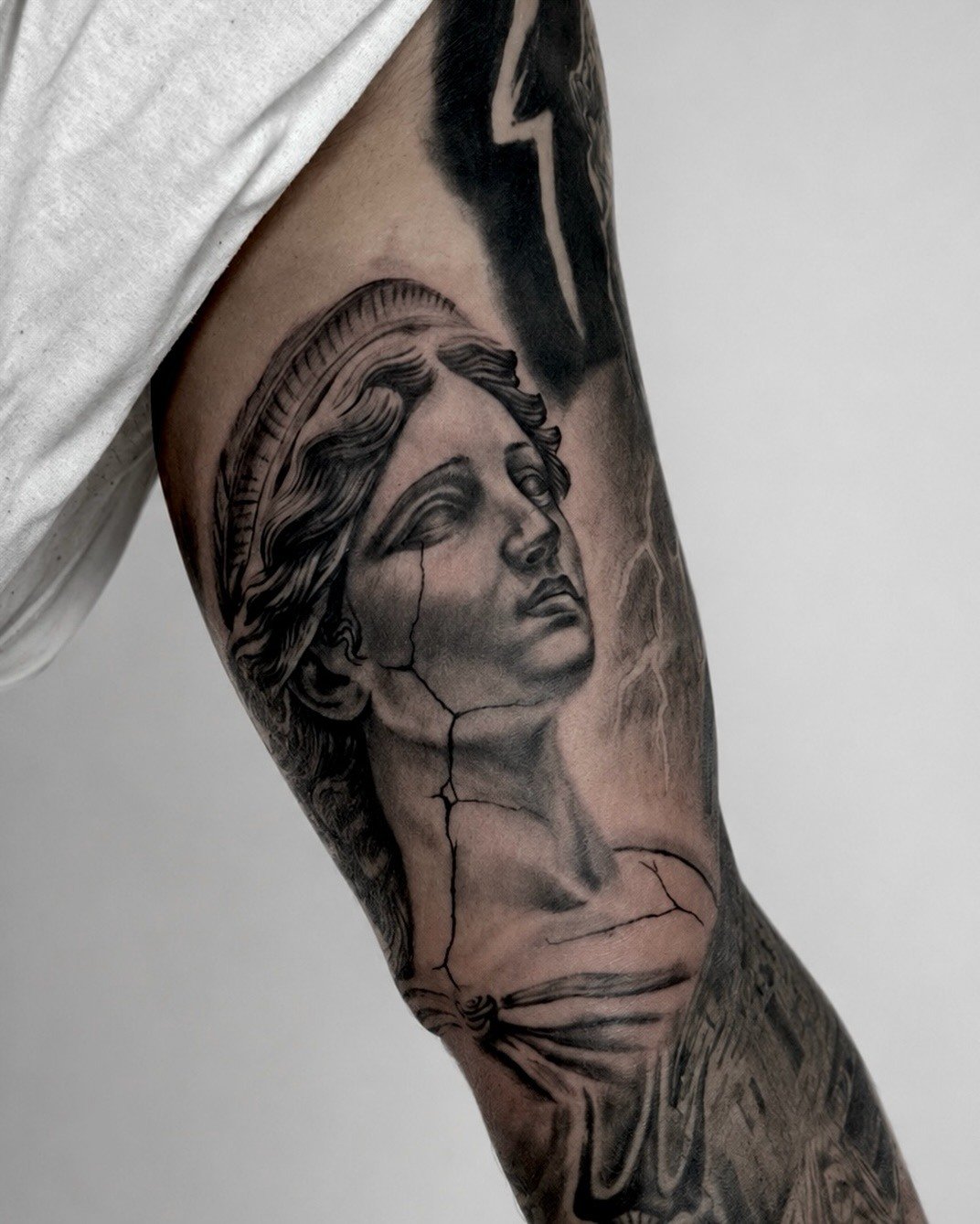 Kol çatlamış kadın heykeli ve şimşek dövmesi — realistik kol bandı | Titan Ink Gallery Samsun
