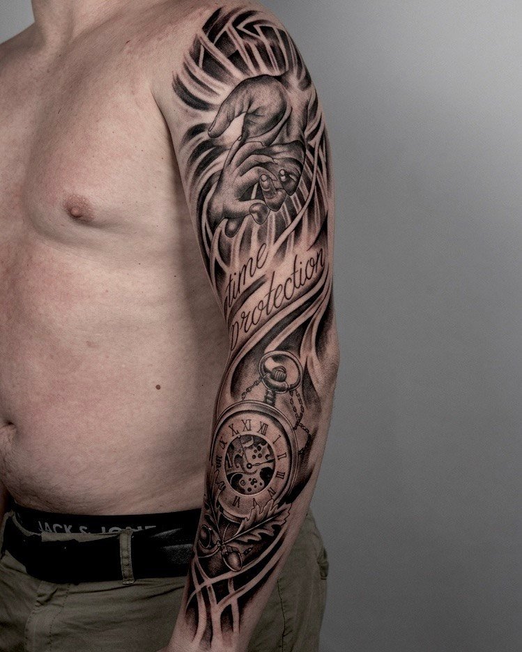 Tam kol el, köstekli saat ve yazı kompozisyonu — sisli black & grey sleeve | Titan Ink Gallery Samsun