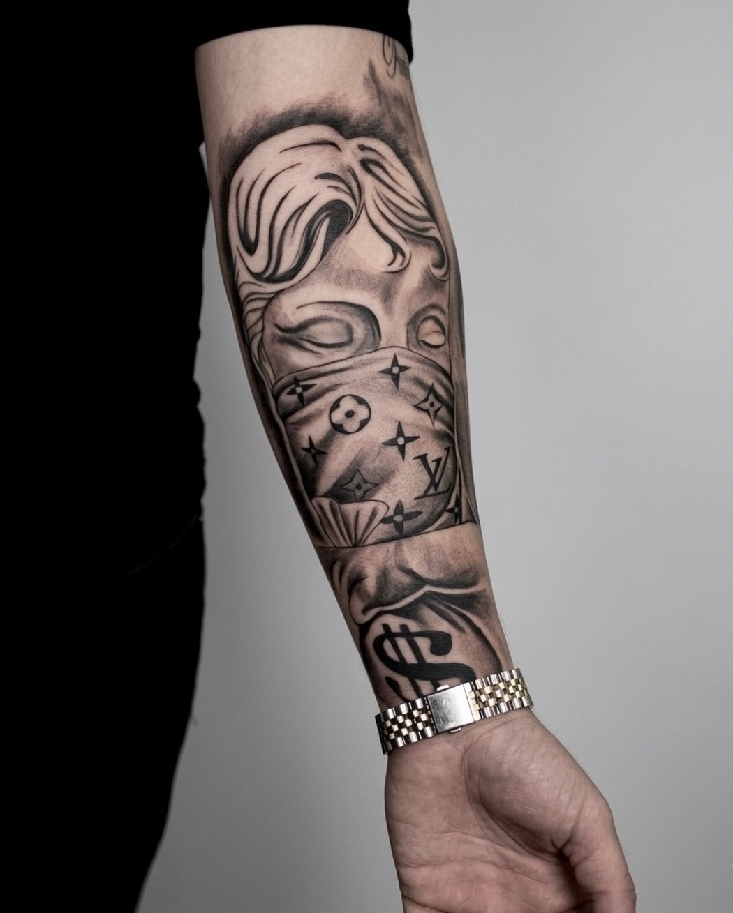 Ön kol maskeli heykel yüzü ve dolar işareti dövmesi — chicano black & grey | Titan Ink Gallery Samsun