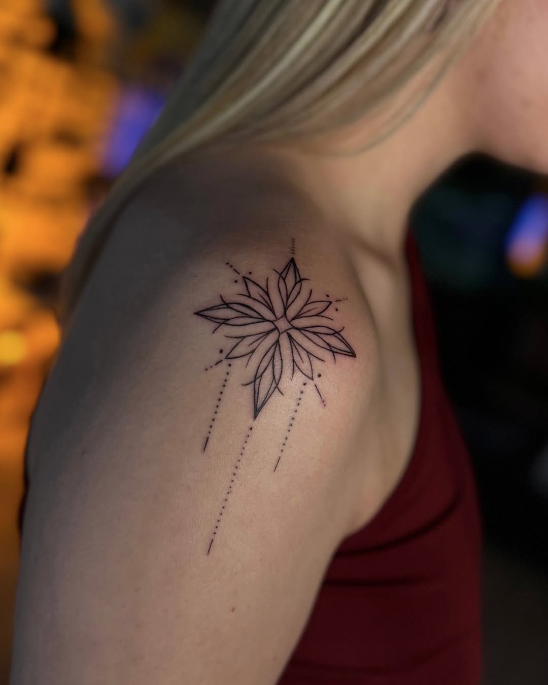 Omuz mandala çiçeği ve sarkan nokta zincirleri dövmesi — ince çizgi geometrik | Titan Ink Gallery Samsun