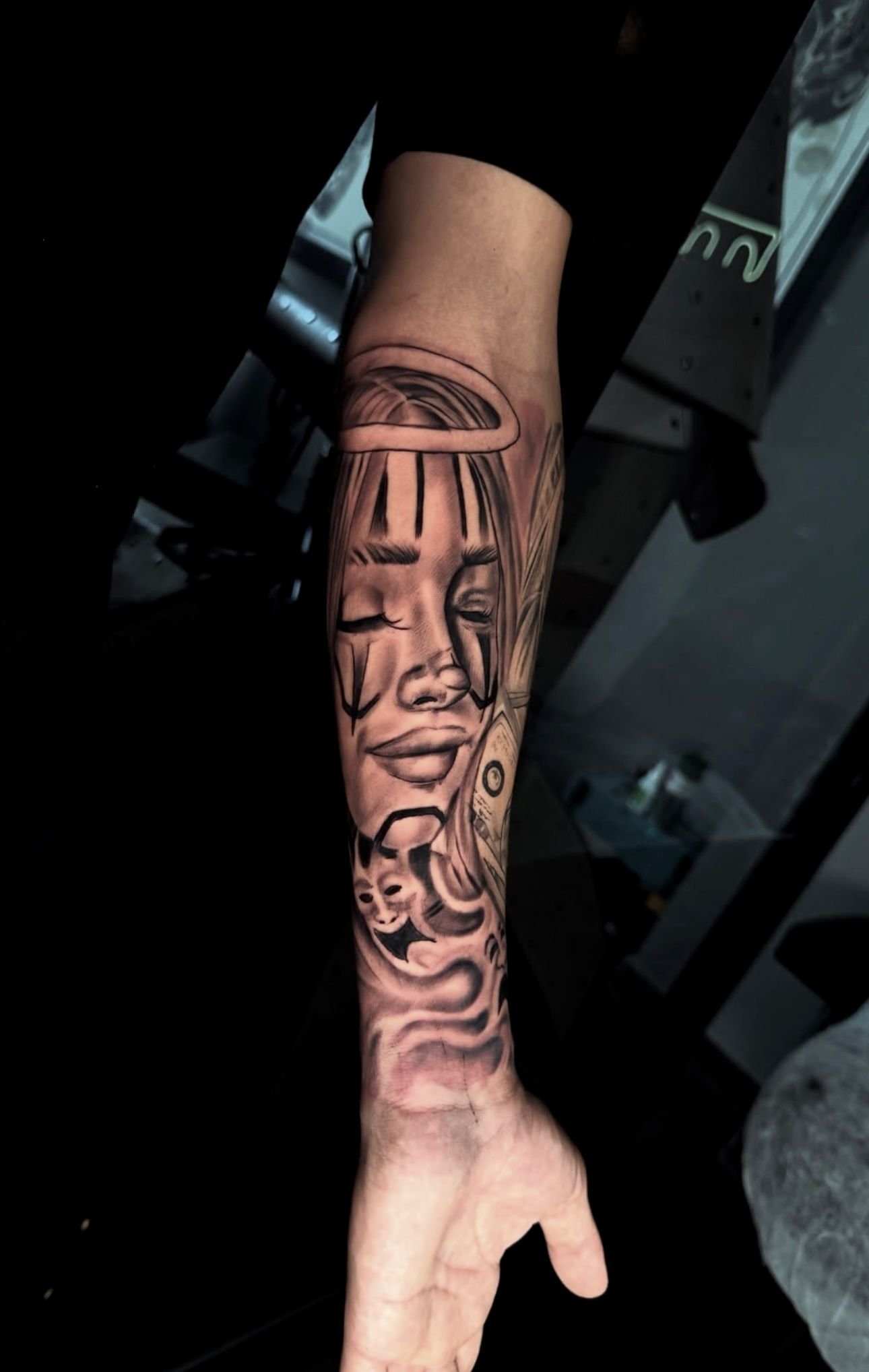 Ön kol haleli kadın portresi ve şeytan figürü dövmesi — chicano realistik | Titan Ink Gallery Samsun