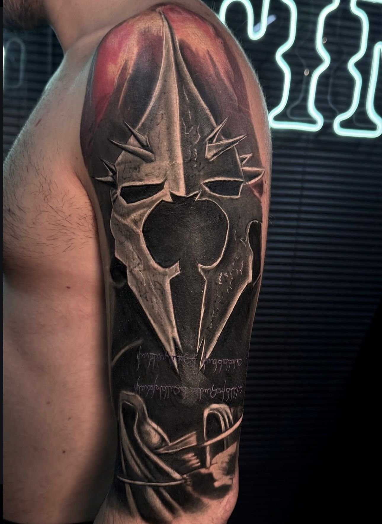 Üst kol dikenli miğfer ve kukuletalı figür dövmesi — koyu realistik fantastik | Titan Ink Gallery Samsun